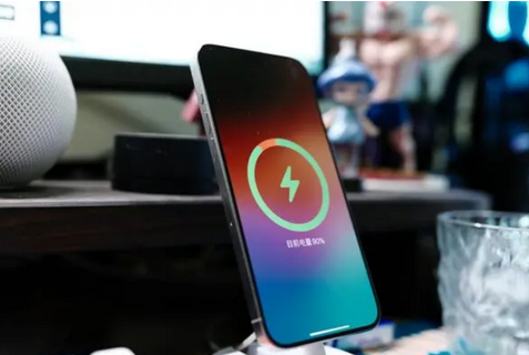 德庆苹果15换屏服务分享用什么充电器给iPhone15充电更好 